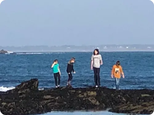 Des enfants au bord de la mer en Bretagne